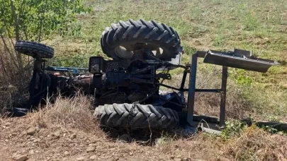 Tarlasına giderken devrilen traktörünün altında hayatını kaybetti
