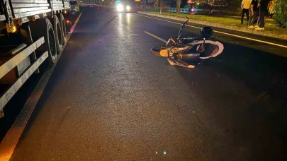 Tıra arkadan çarpan motosikletli ağır yaralandı