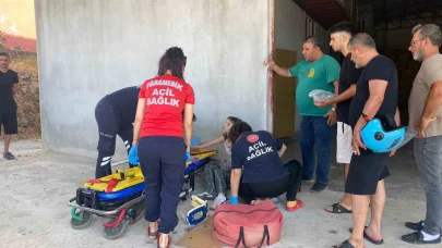 Traktörle çarpışıp römorkun altında kalan motosikletin sürücüsü ölümden döndü