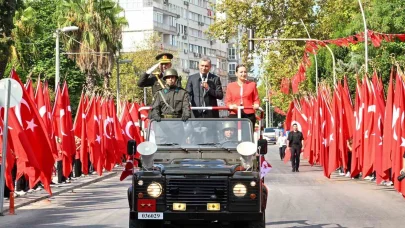 Zafer Bayramı törenine Antalya’da vatandaşlar ve turistler de eşlik etti