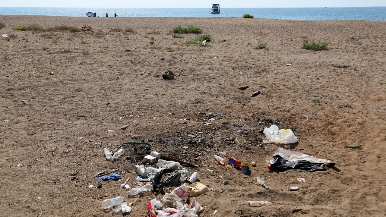 Antalya - Kumköy sahilinde yine 'çöp manzarası'