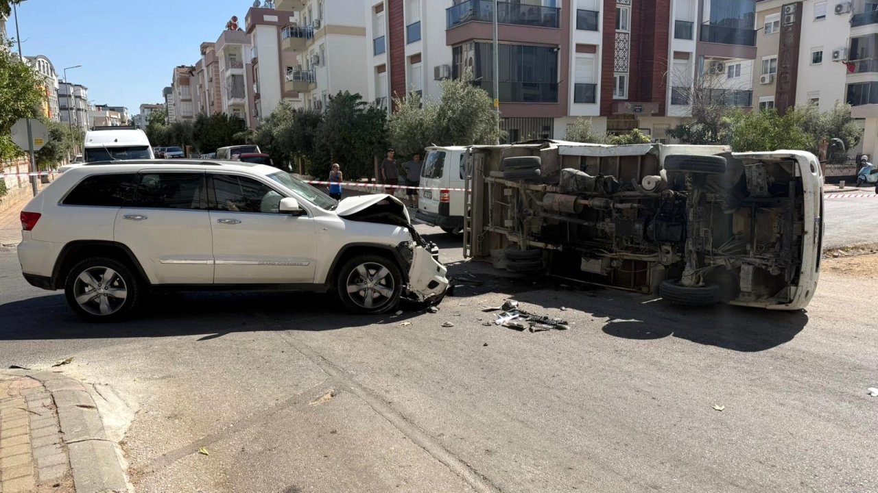Antalya'da cip ile kamyonet kazasında 2 yaralı
