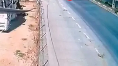 Baba ve oğlunun yaralandığı kaza kamerada