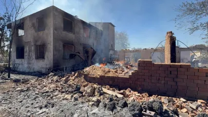 Antalya'da çalılık alanda çıkan yangın evlere sıçradı