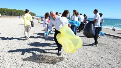 Kemer'de sahil temizliği