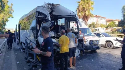 Antalya'da midibüsler çarpıştı; yaralılar var