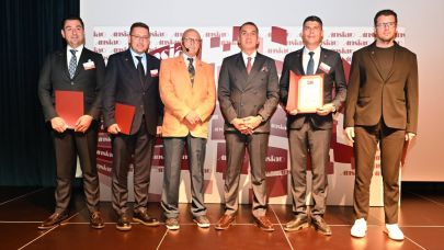 Özbek: Eğitim, yapay zekâ ve ekonomi Türkiye'nin asıl gündemi olmalı