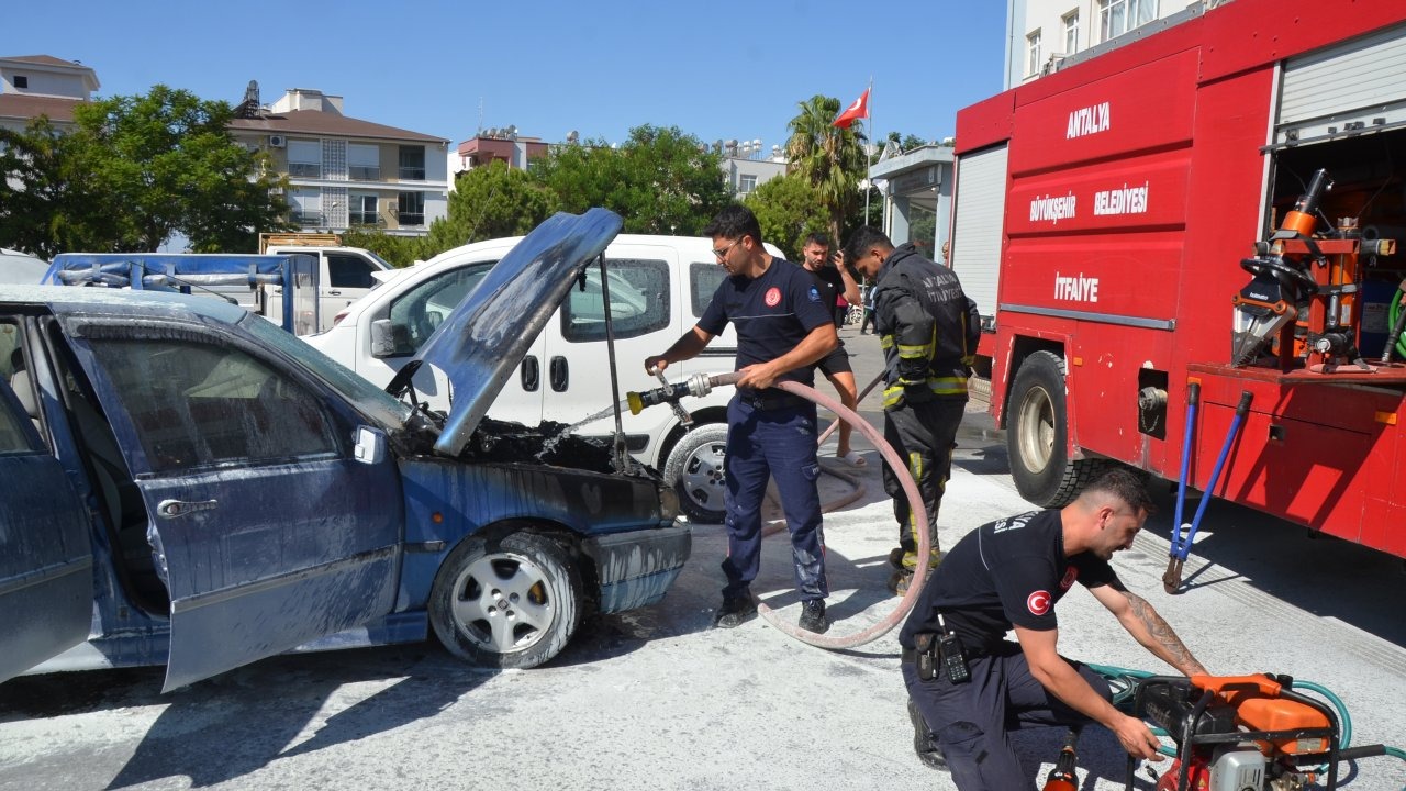 Hastane otoparkında otomobil yandı