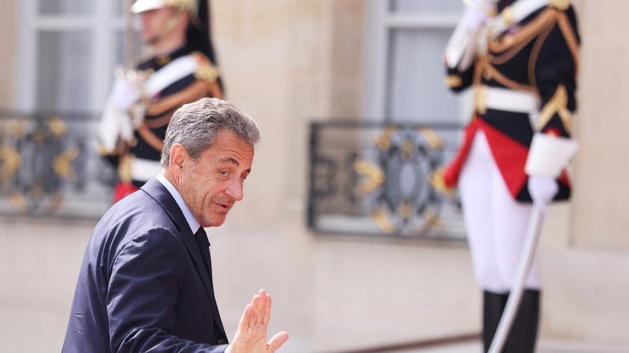 Eski Fransa Cumhurbaşkanı Sarkozy yolsuzlukla yargılandığı davada suçlu bulundu