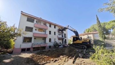 Eski adliye lojmanı yıkıldı