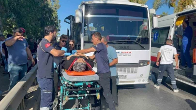 Alanya’da tur otobüsüyle yolcu midibüsü çarpıştı: 2’si ağır 15 yaralı