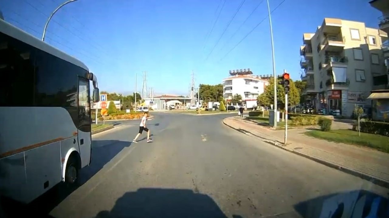 Ambulans şoförünün dikkati 1 dakikada 2 kazayı önledi