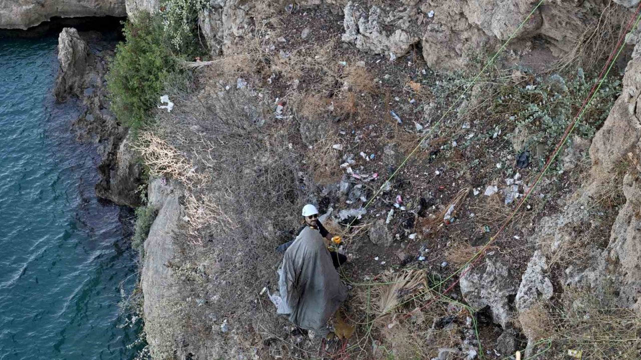 Antalya’da 40 metrelik falezlerde temizlik operasyonu