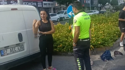 Antalya’da aynı kavşakta 5 dakika arayla iki motosiklet kazası kamerada