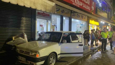 Antalya’da dondurma almak için aracını park etmek isteyen sürücü, hayatının şokunu yaşadı