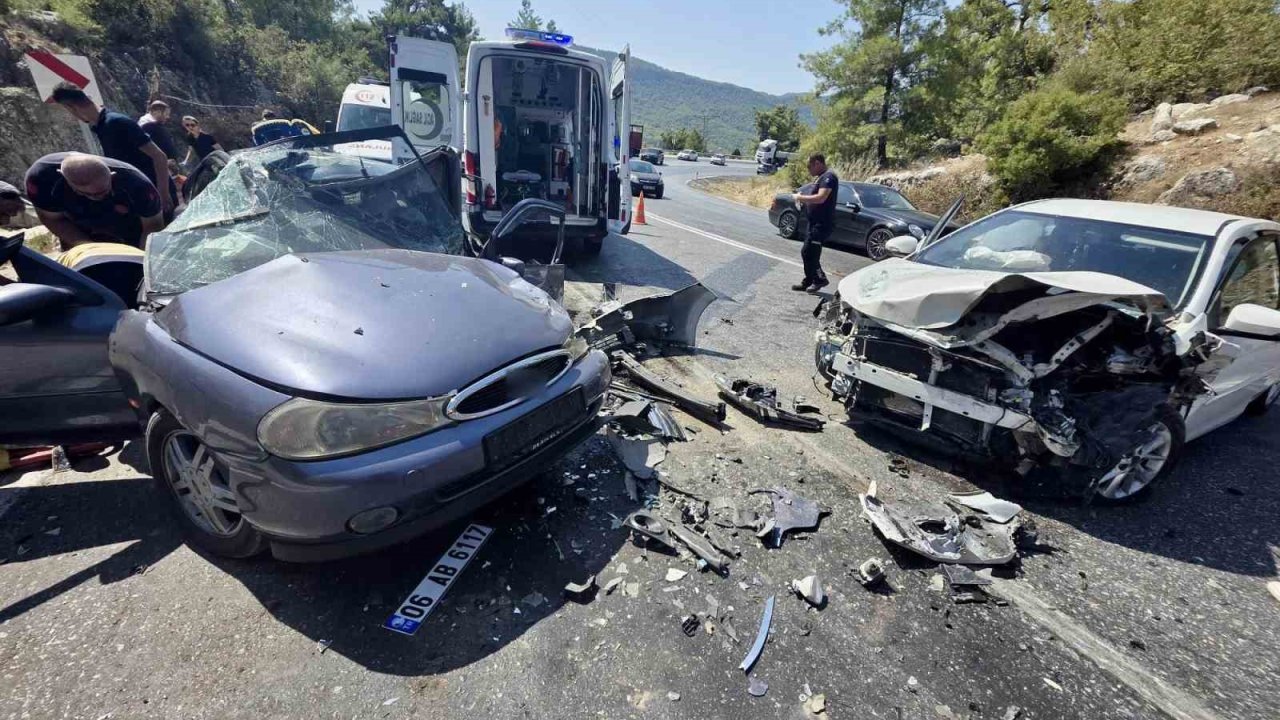 Antalya’da iki otomobilin çarpıştığı feci kazada 8 yaralı