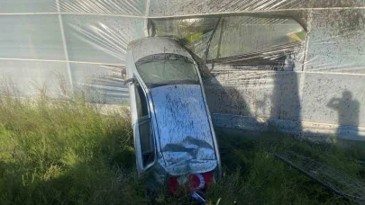Antalya’da kontrolden çıkan otomobil muz serasına girdi: 1 yaralı