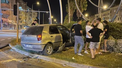 Antalya’da otomobille hafif ticari araç çarpıştı: 2 yaralı