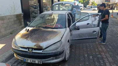 Antalya’da seyir halindeki otomobilin yandı