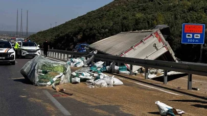 Antalya’da tır devrildi, ortalık savaş alanına döndü: Genç sürücü hayatını kaybetti
