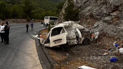 Antalya’da yolcu otobüsü ile hafif ticari araç çarpıştı: 1 ölü, 1 yaralı