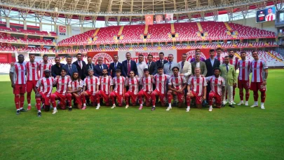 Antalyaspor, yeni transferlerini ve A takıma yükselen genç oyuncularını taraftara tanıttı
