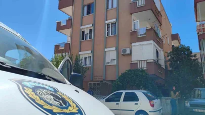 Aynı evde yaşadığı babasının öldüğünü 3 gün sonra fark edip, ablasına haber verdi
