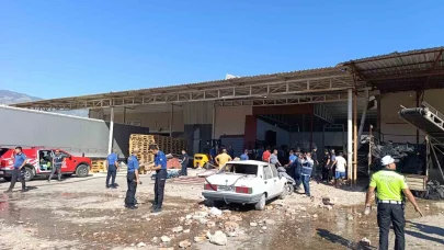 Demre’de toptancı halindeki iş yerinde patlama meydana geldi
