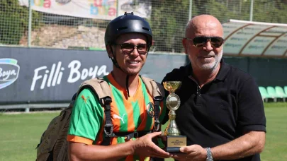 Dünya üçüncülüğü kupası ile Alanyaspor tesislerine paraşütle indi, Kupa’yı Başkan Çavuşoğlu’na takdim etti