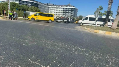 Elektrikli bisiklete ticari taksi çarptı, 3 Alman vatandaşı yaralı