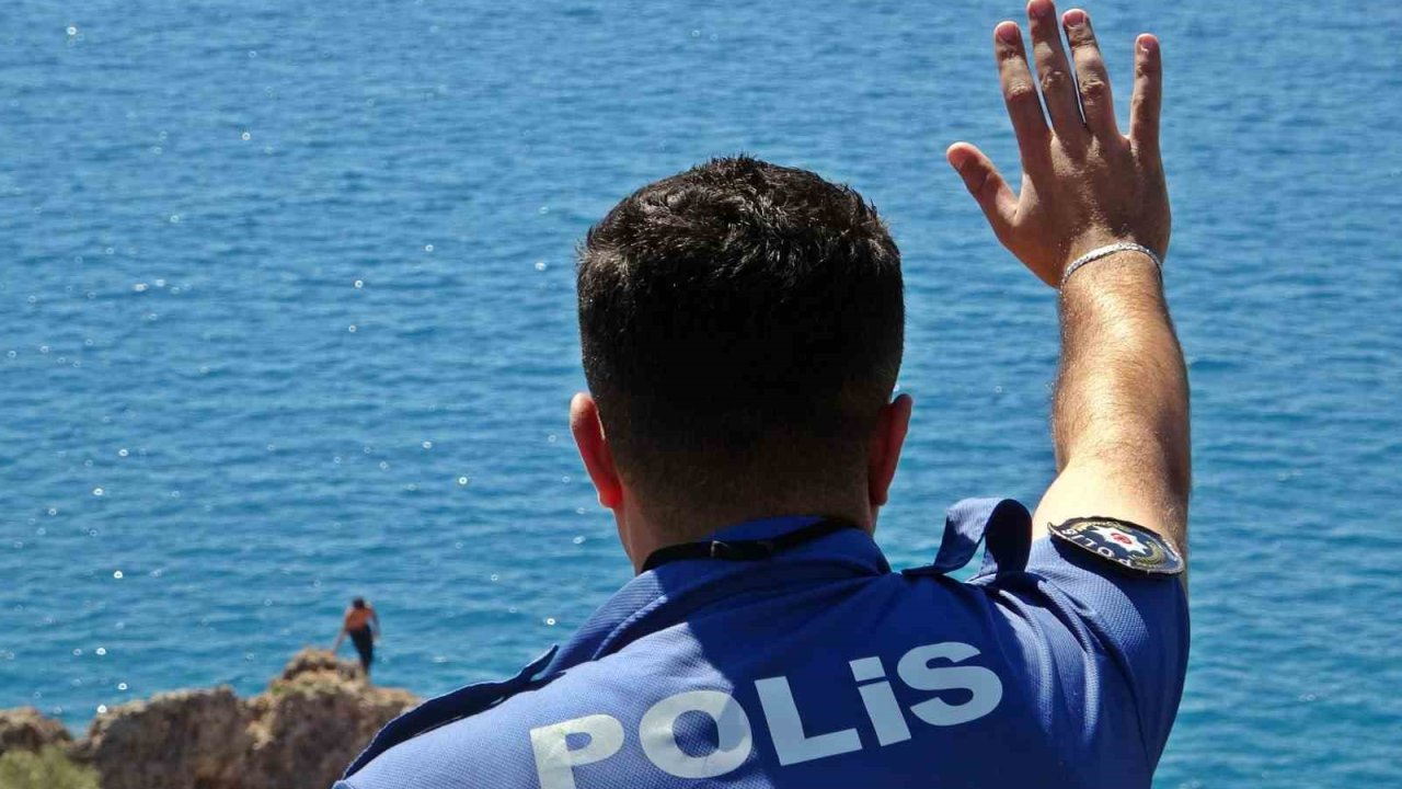 Falezlerden tehlikeli atlayış keyfine, polisin ‘atlarsan karakola götürürüm’ sözü engel oldu