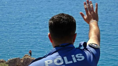Falezlerden tehlikeli atlayış keyfine, polisin ‘atlarsan karakola götürürüm’ sözü engel oldu