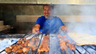 Gören gözlerine inanamadı, denizin ortasında SUP üzerinde mangal yakıp ciğer pişirdi