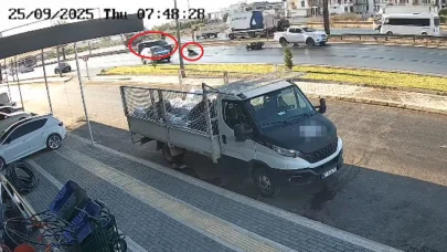 Kaza yapan motosikletlinin araç altında kalmaktan son anda kurtuluşu kamerada