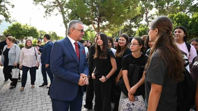 Kemer’de ilk zil, kitap ve kırtasiye hediyesiyle geldi