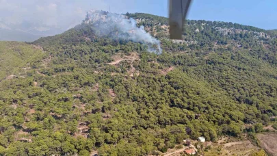 Kemer’de ormanlık alanda çıkan yangına havadan ve karadan müdahale