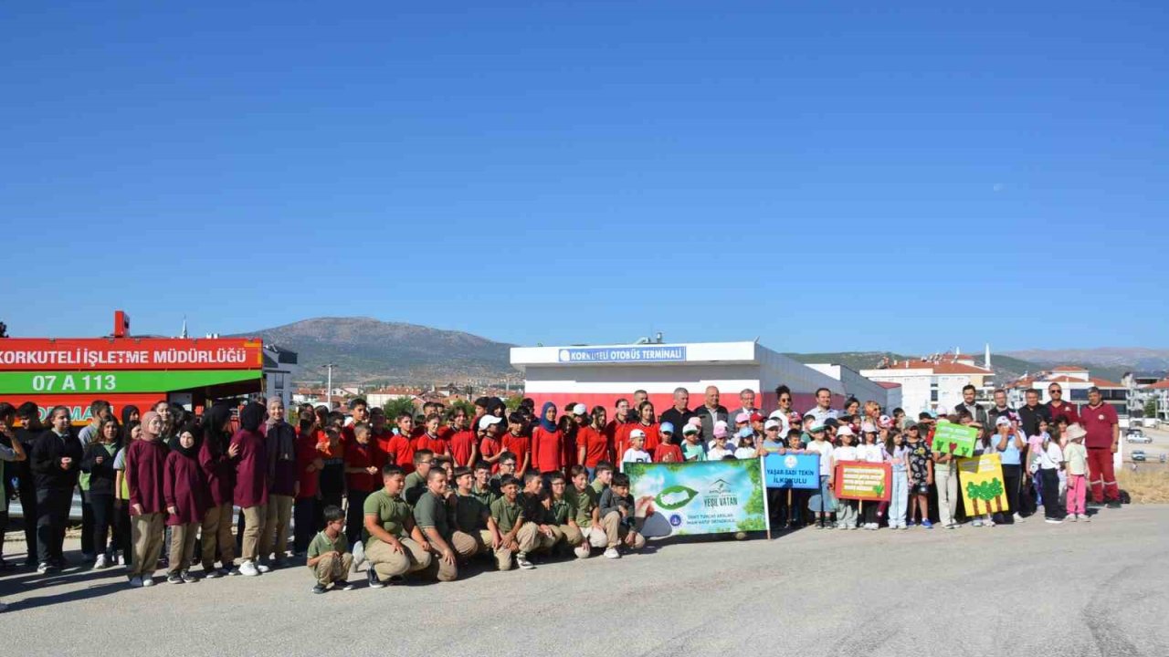 Korkuteli’de öğrenciler ’yeşil vatan’ için fidan dikti