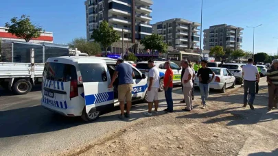 Kucağına aldığı oğluyla yolun karşısına geçerken otomobil çarptı: 1’i ağır 2 yaralı