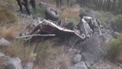 Küçükbaş hayvan yüklü kamyonet uçuruma yuvarlandı: 1 ölü