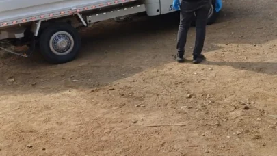 Lastiğini tamir ettiği kamyonet ile traktör arasına sıkışarak hayatını kaybetti