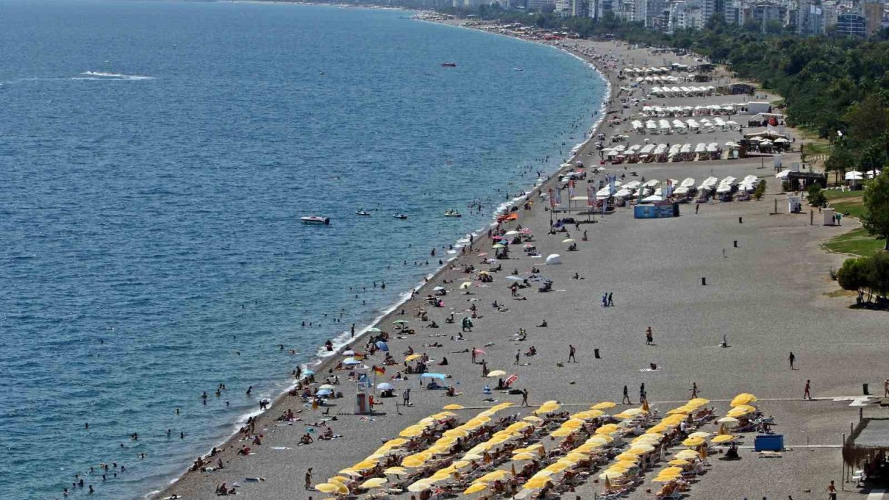 Okullar açıldı, dünyaca ünlü sahildeki yoğunluk yarı yarıya düştü