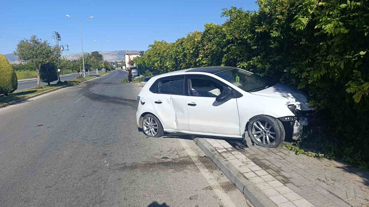 Refüjdeki ağacı deviren otomobil duvara çarparak durabildi: 1 yaralı