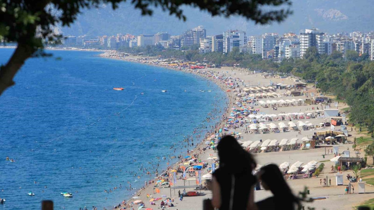 Termometreler 37 dereceyi gösterdi, yazın son günlerinde Antalya sahilleri doldu taştı
