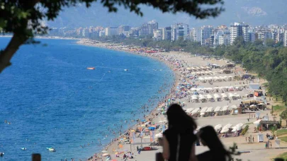 Termometreler 37 dereceyi gösterdi, yazın son günlerinde Antalya sahilleri doldu taştı