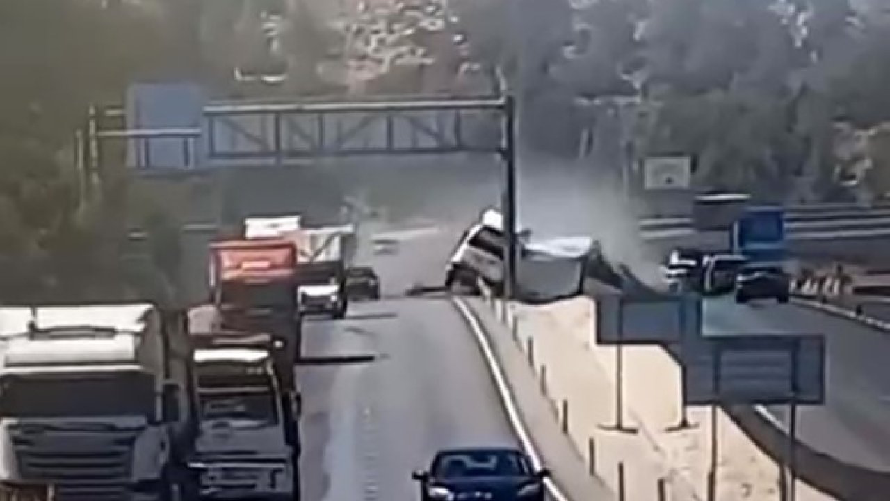 Tır ve dorsenin ayrılıp, yoldaki bariyeri yerinden koparan feci kaza kamerada