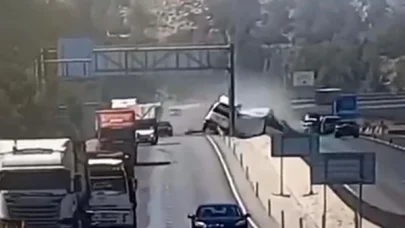 Tır ve dorsenin ayrılıp, yoldaki bariyeri yerinden koparan feci kaza kamerada