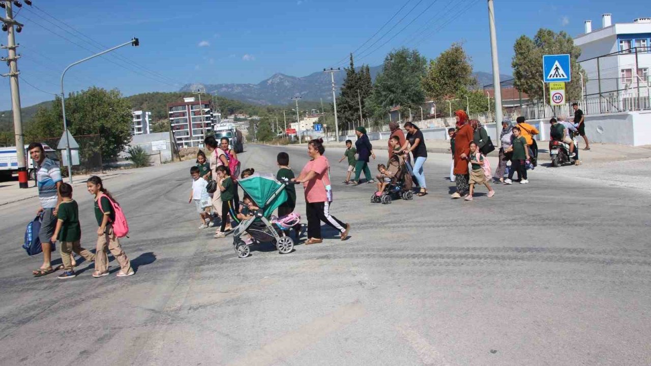 Veliler üst geçit için toplanıp çağrı yaptı