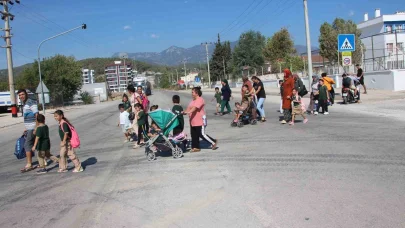 Veliler üst geçit için toplanıp çağrı yaptı