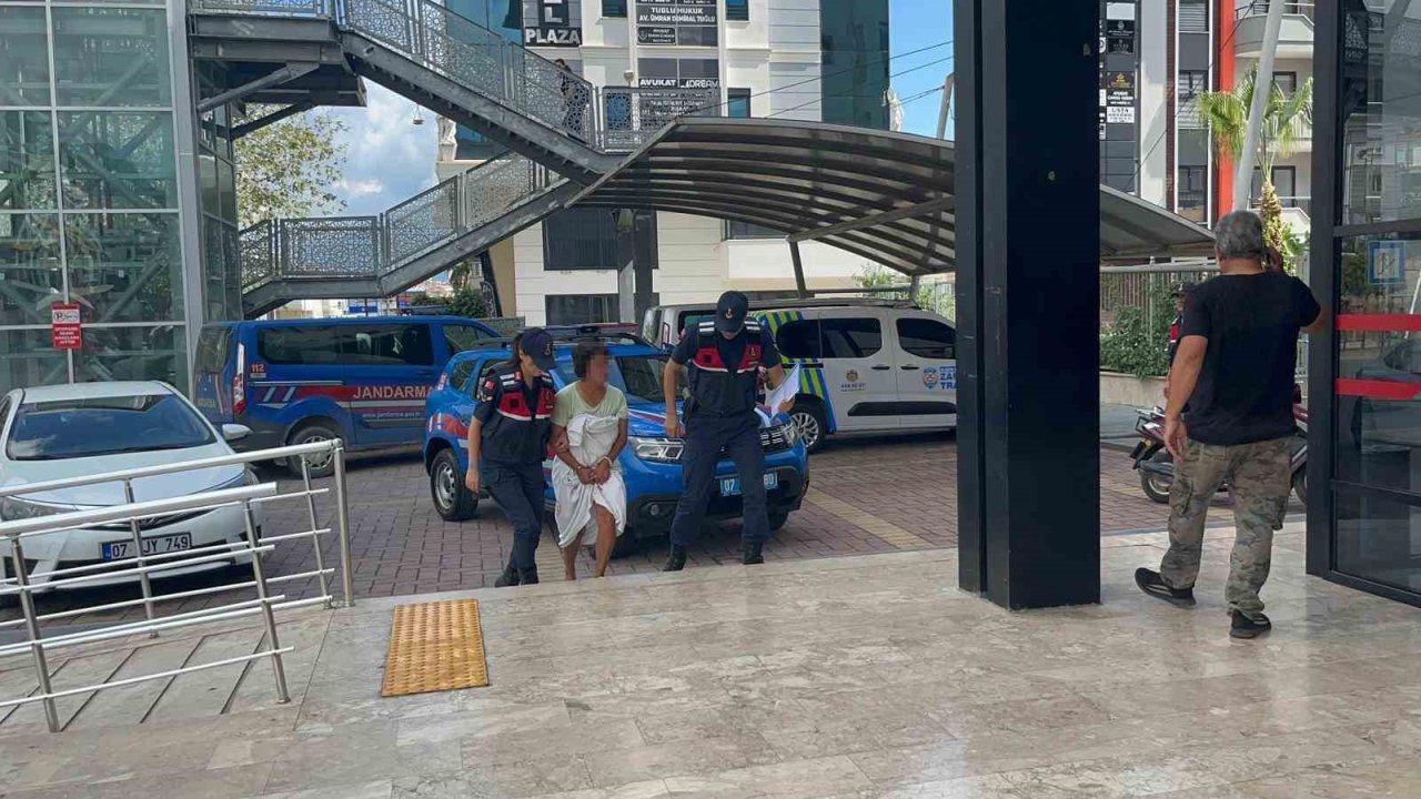 Alanya’da mobilya dükkanını ve minibüsü ateşe veren kadın tutuklandı