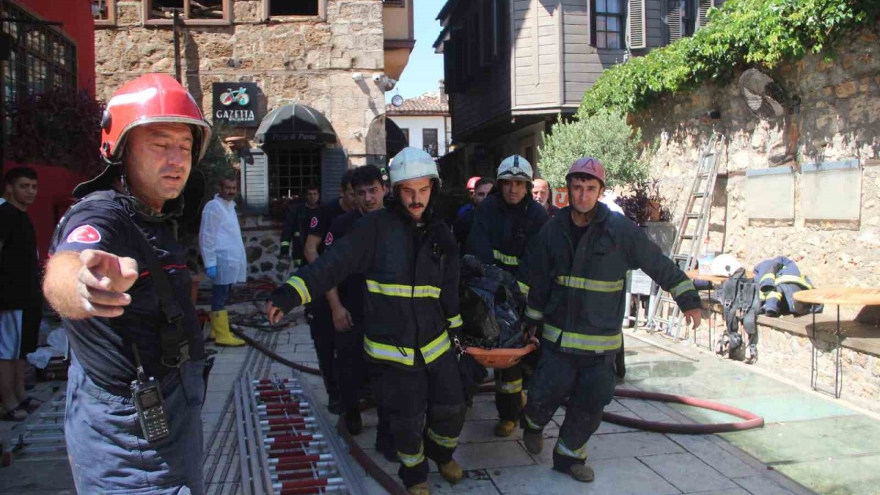 Kaleiçi’nde 2 kişinin öldüğü otel yangını davasında bilirkişi raporu beklenecek
